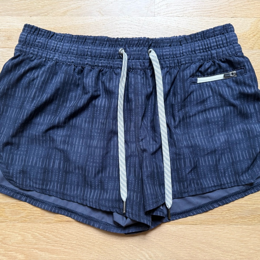 Vuori Clementine M Striped Athletic Shorts